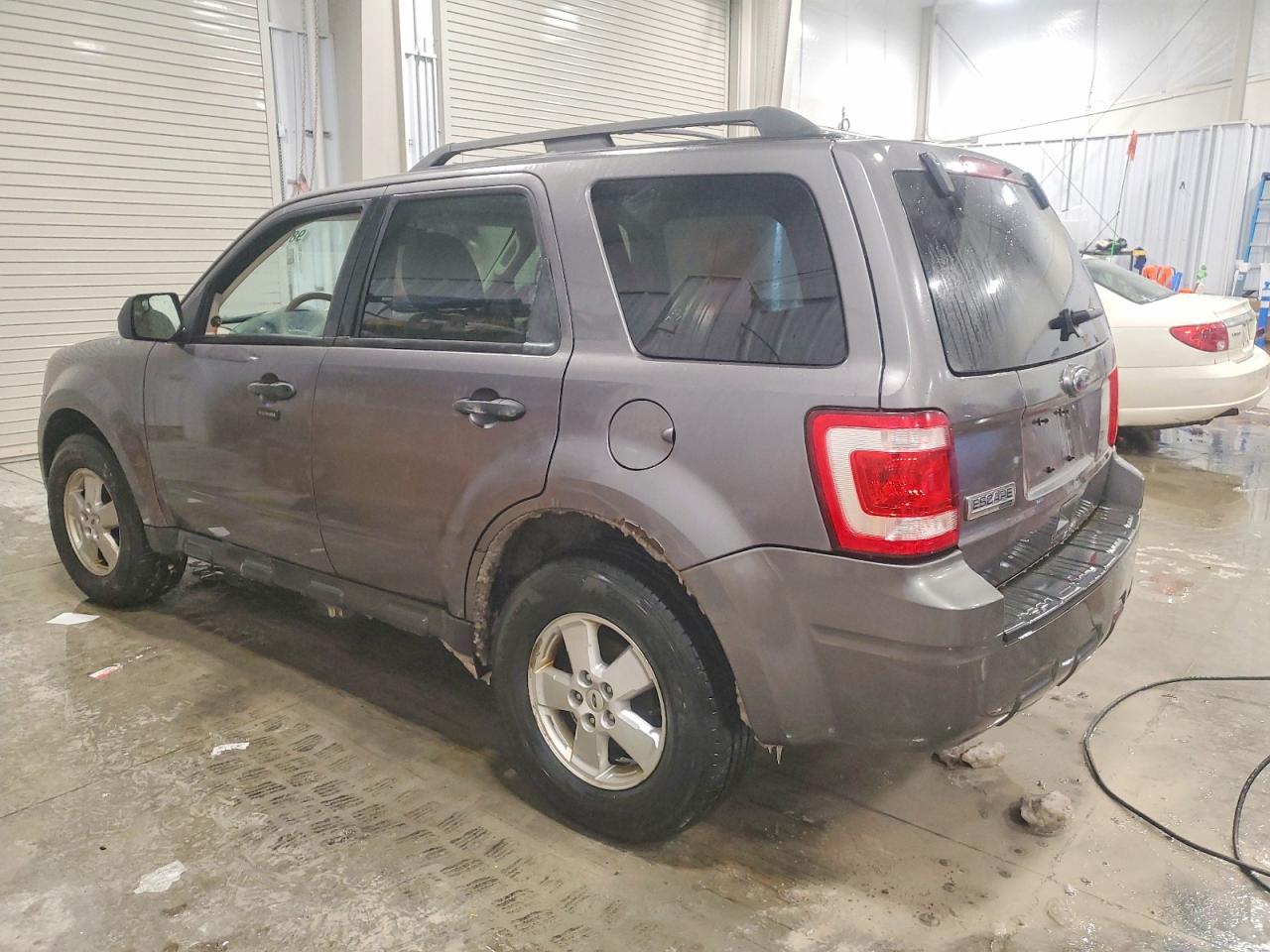 2010 FORD ESCAPE XLT photo 2