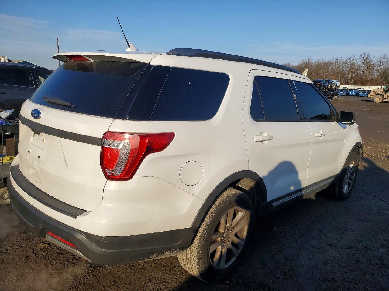 2019 FORD EXPLORER XLT photo 3