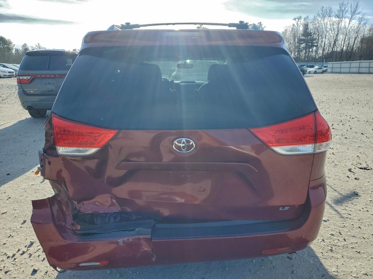 2014 TOYOTA SIENNA LE photo 6