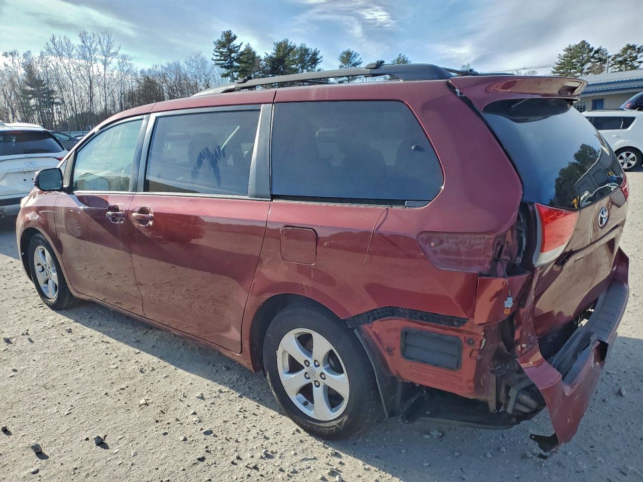 2014 TOYOTA SIENNA LE photo 2