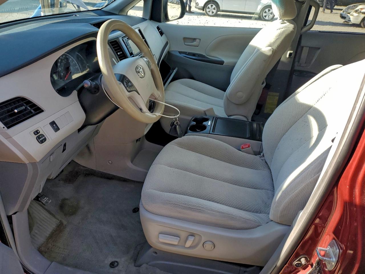 2014 TOYOTA SIENNA LE photo 7