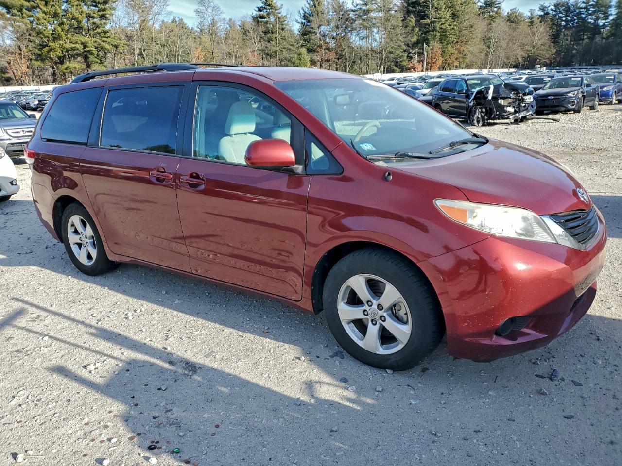 2014 TOYOTA SIENNA LE photo 4