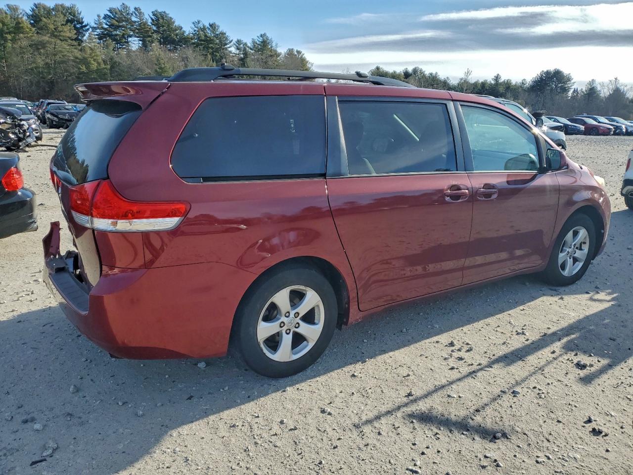 2014 TOYOTA SIENNA LE photo 3