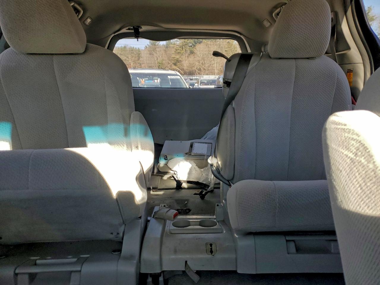 2014 TOYOTA SIENNA LE photo 10