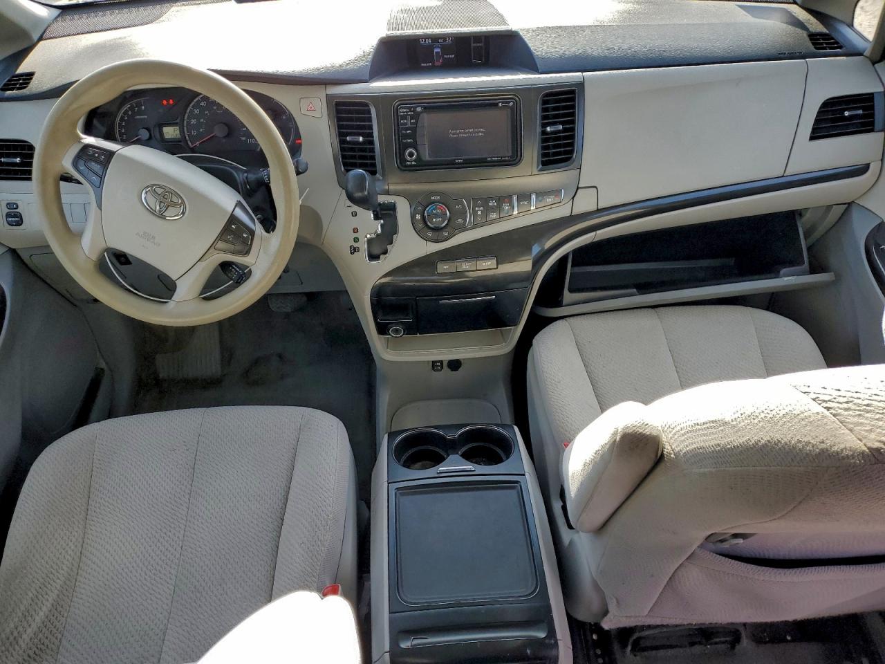 2014 TOYOTA SIENNA LE photo 8