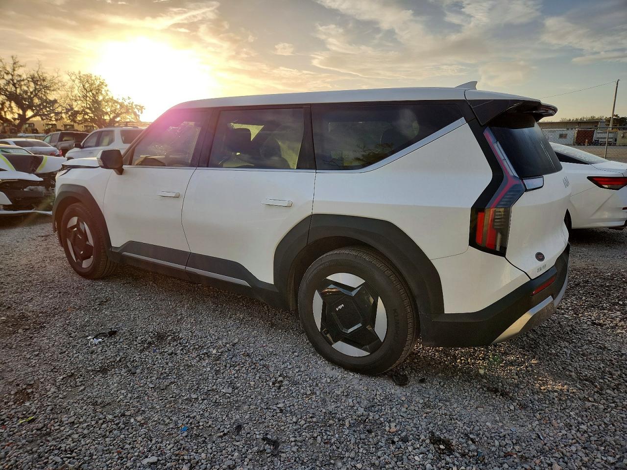 2024 KIA EV9 LIGHT photo 3