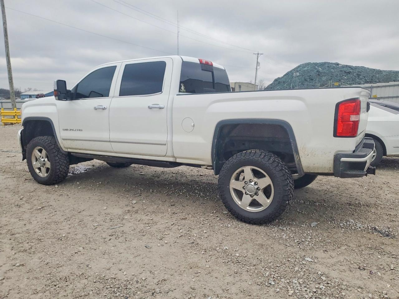 2015 GMC SIERRA K2500 DENALI photo 2