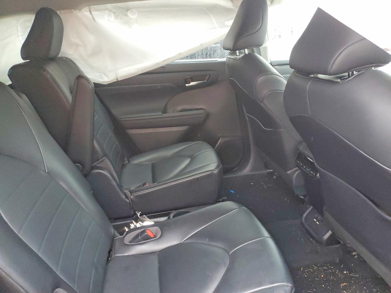2021 TOYOTA HIGHLANDER XLE photo 11