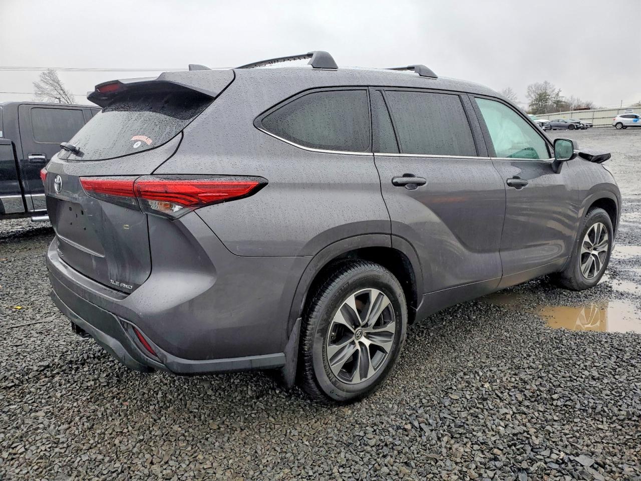 2021 TOYOTA HIGHLANDER XLE photo 3