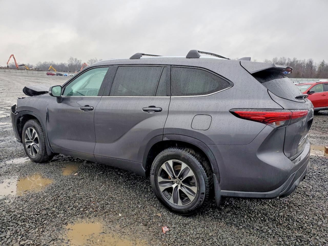 2021 TOYOTA HIGHLANDER XLE photo 2