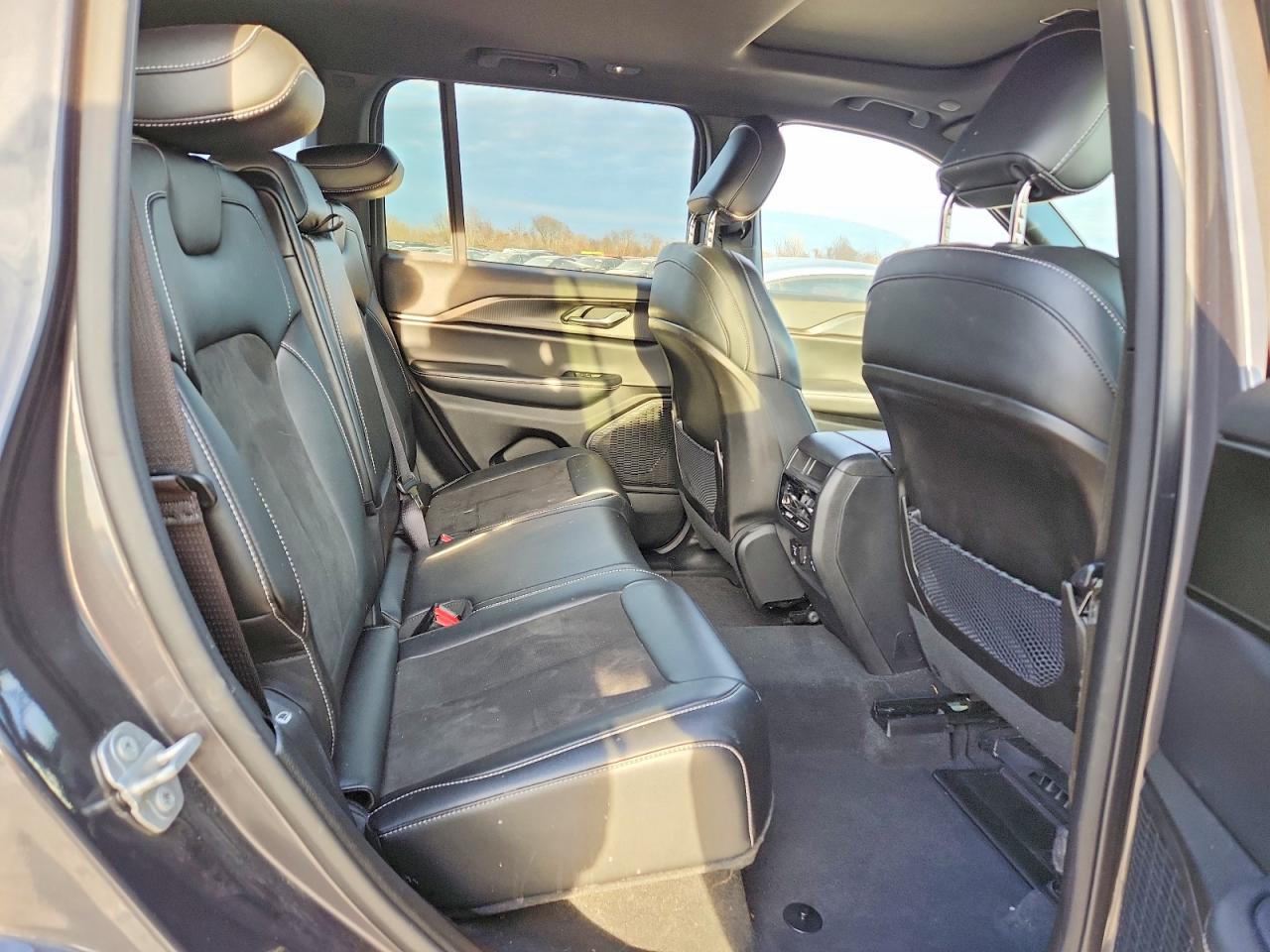 2023 JEEP GRAND CHEROKEE LAREDO photo 11