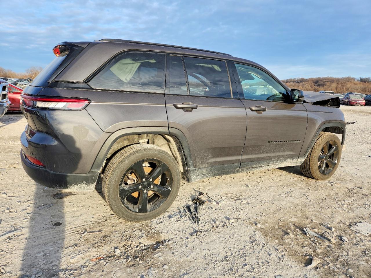 2023 JEEP GRAND CHEROKEE LAREDO photo 3
