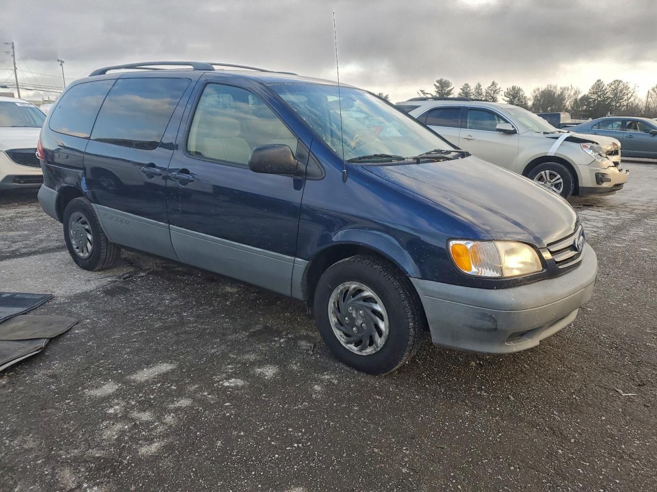 2002 TOYOTA SIENNA LE photo 7