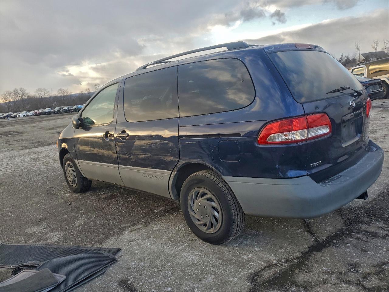 2002 TOYOTA SIENNA LE photo 3