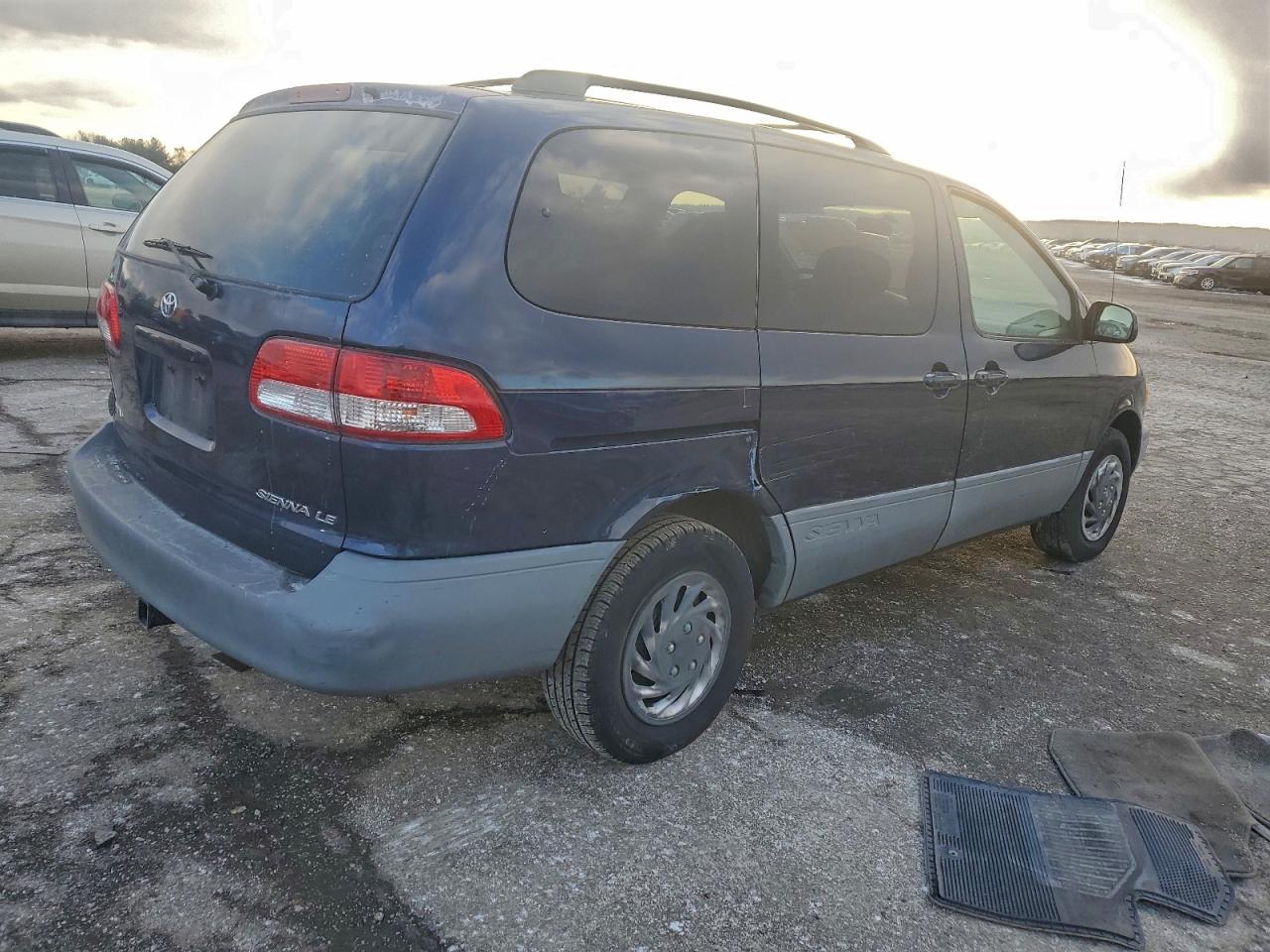 2002 TOYOTA SIENNA LE photo 5