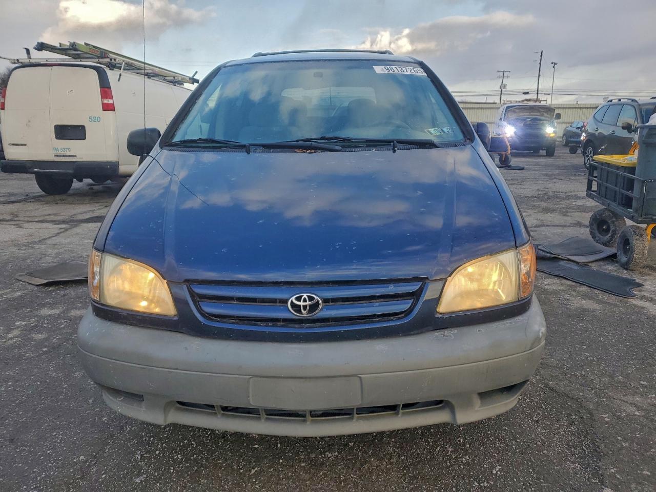 2002 TOYOTA SIENNA LE photo 9