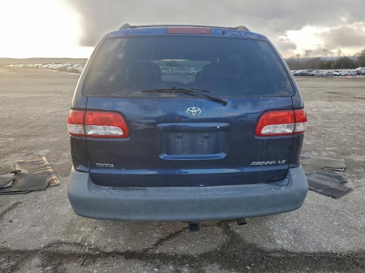 2002 TOYOTA SIENNA LE photo 11