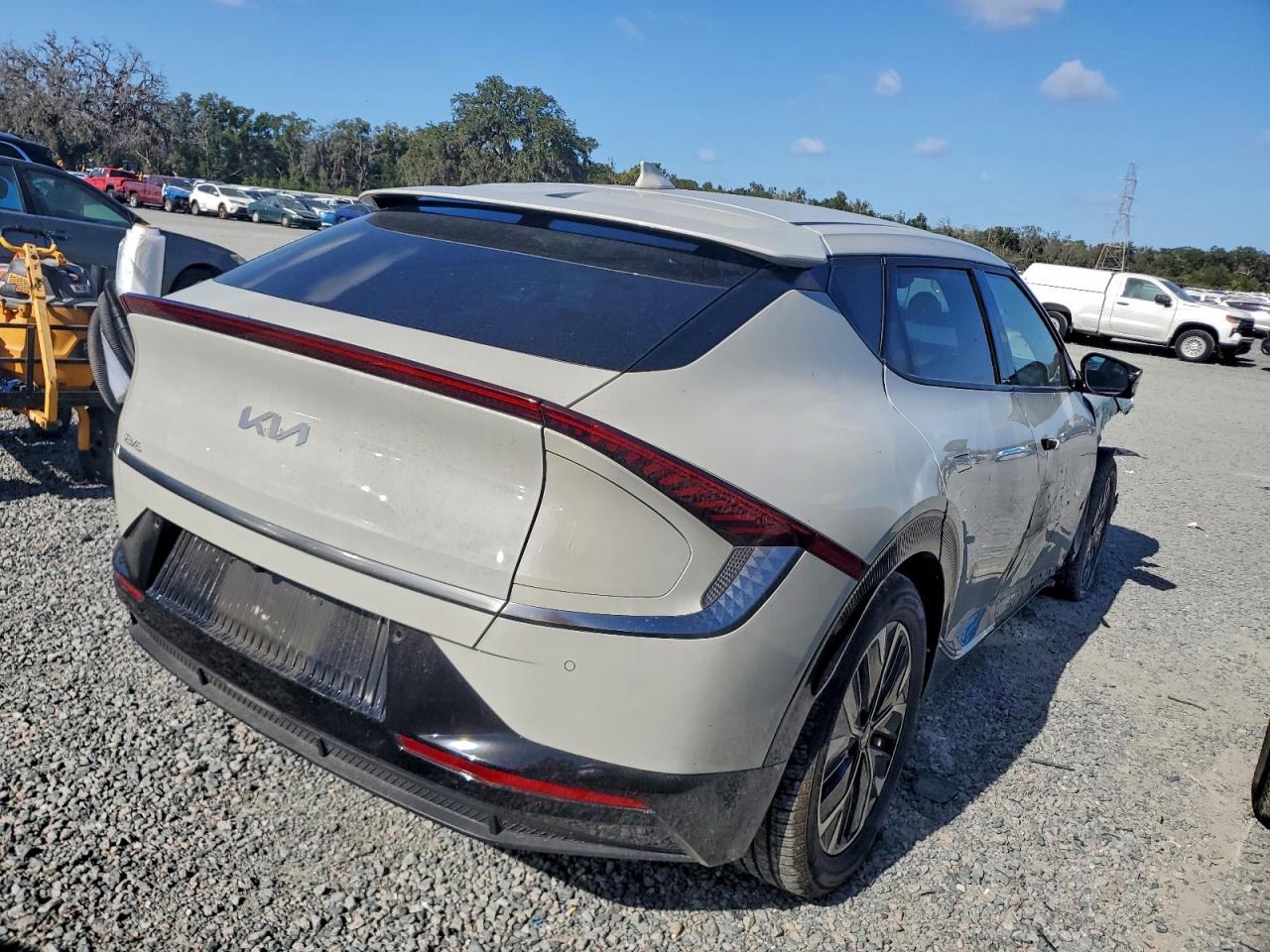 2024 KIA EV6 LIGHT photo 3