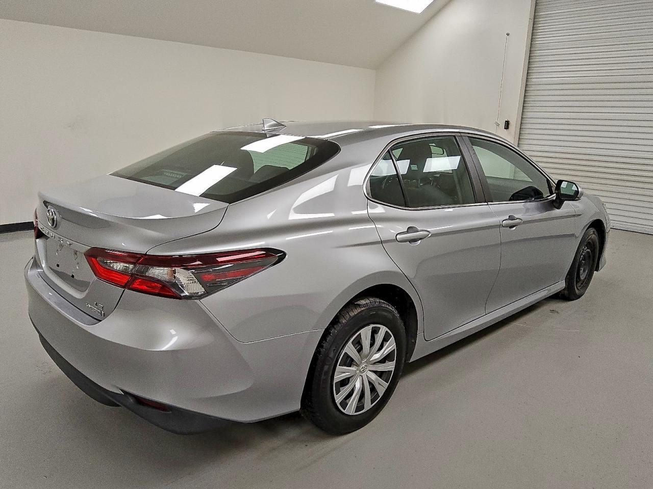 2022 TOYOTA CAMRY LE photo 3