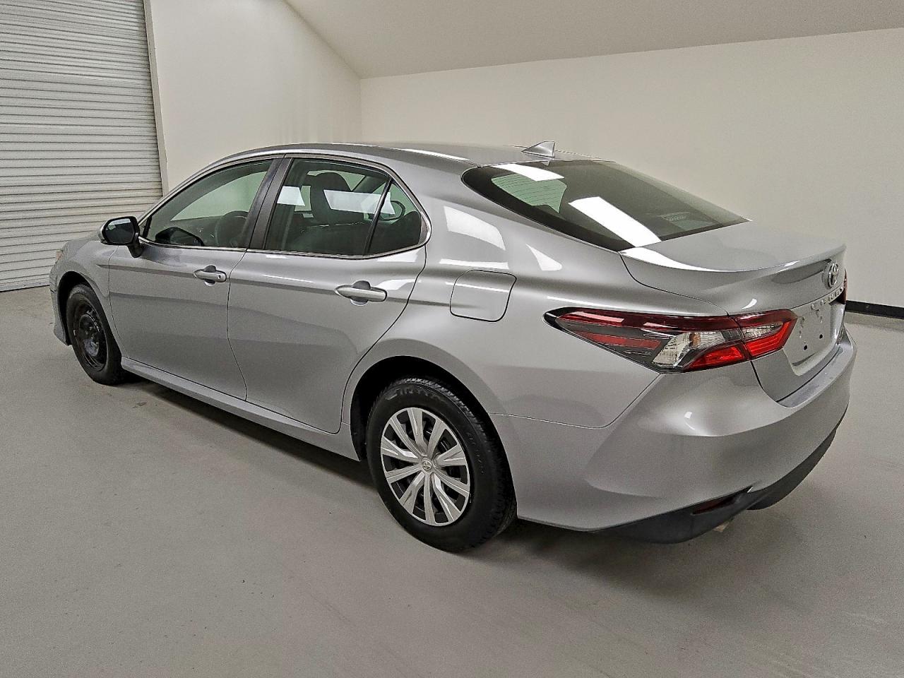 2022 TOYOTA CAMRY LE photo 2