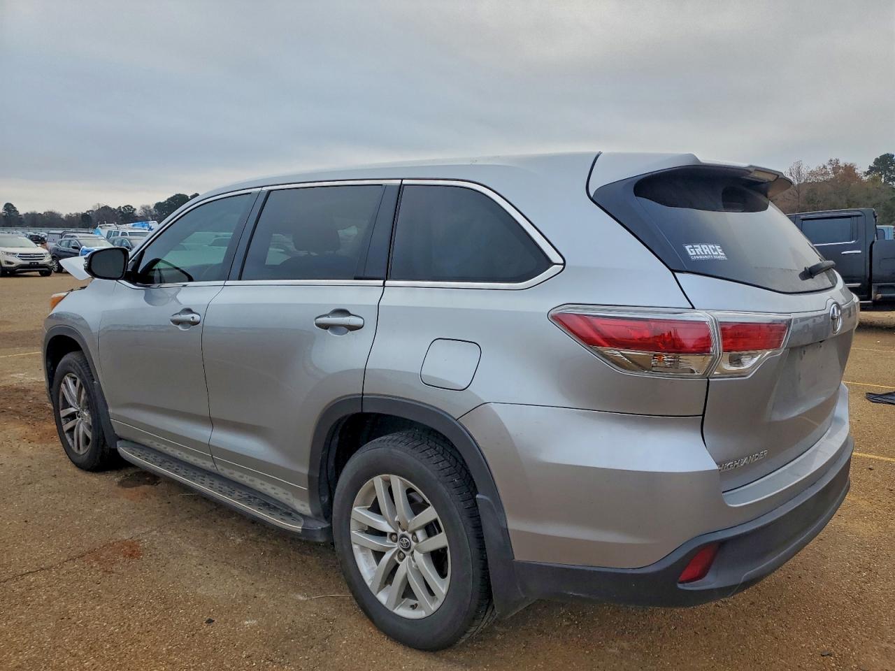 2016 TOYOTA HIGHLANDER LE photo 2