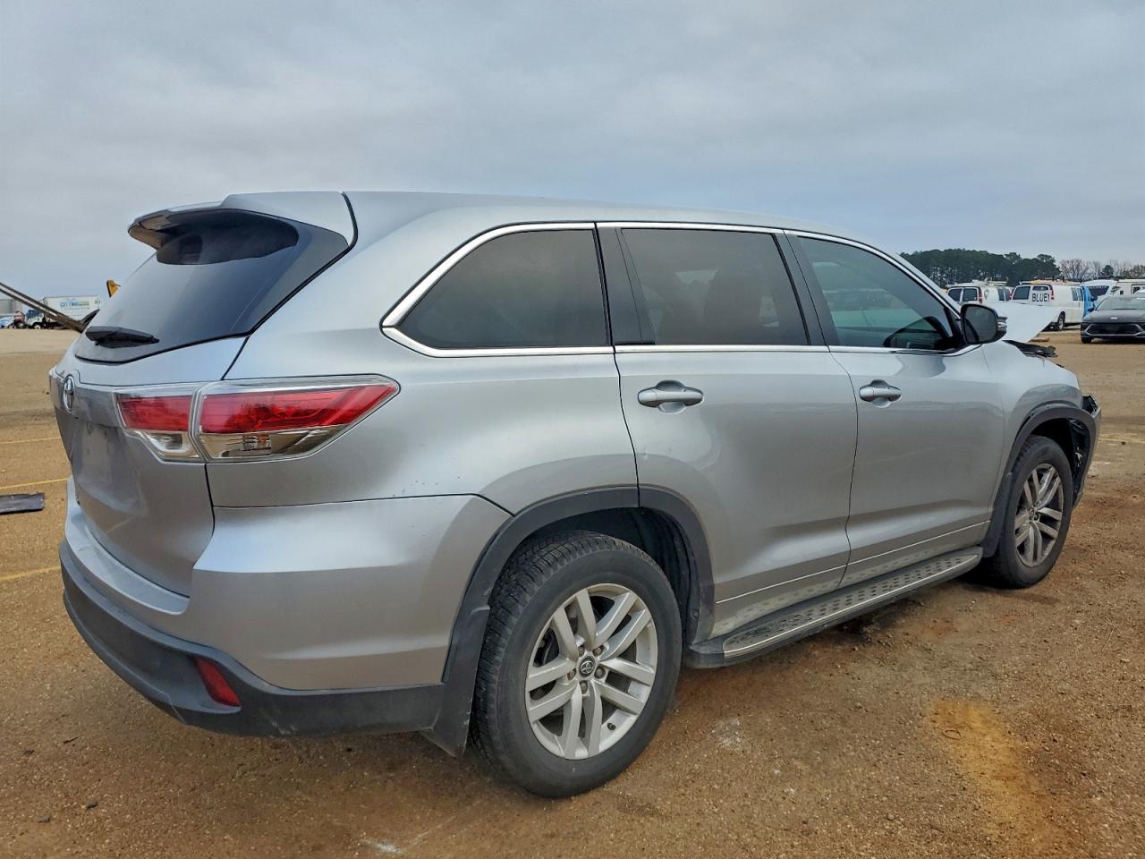 2016 TOYOTA HIGHLANDER LE photo 3