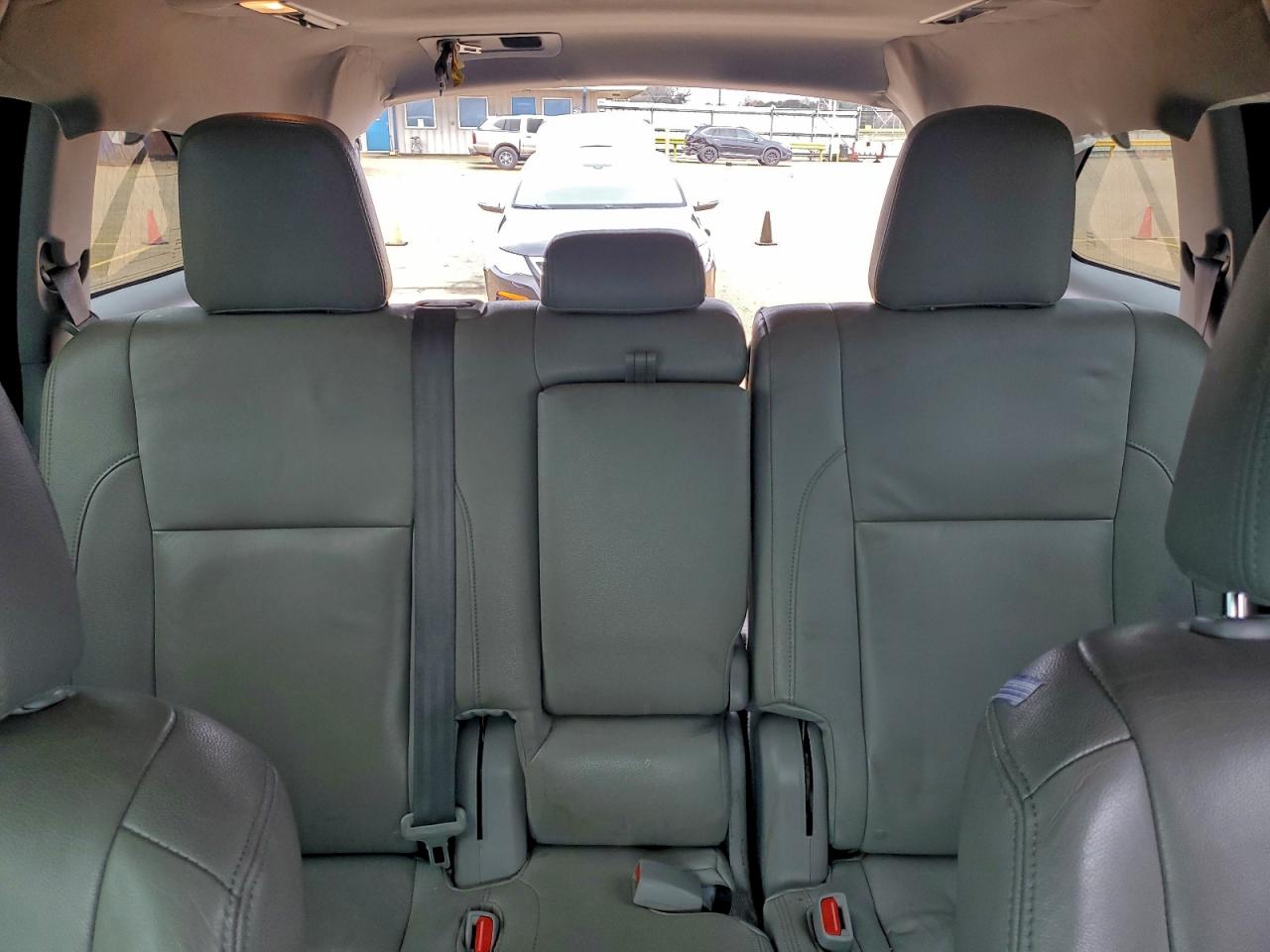 2016 TOYOTA HIGHLANDER LE photo 10