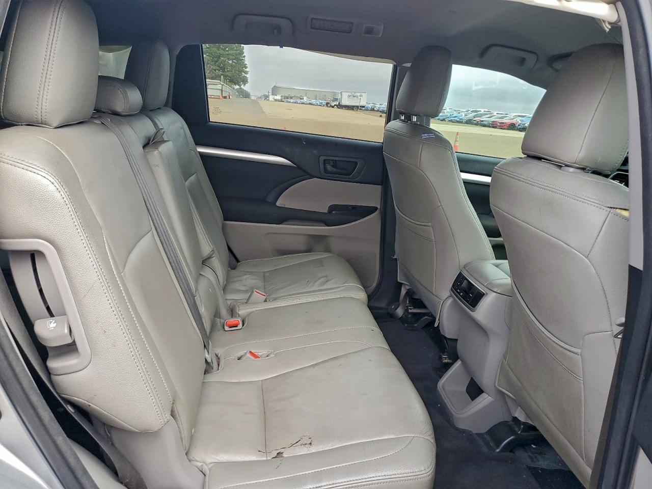 2016 TOYOTA HIGHLANDER LE photo 11