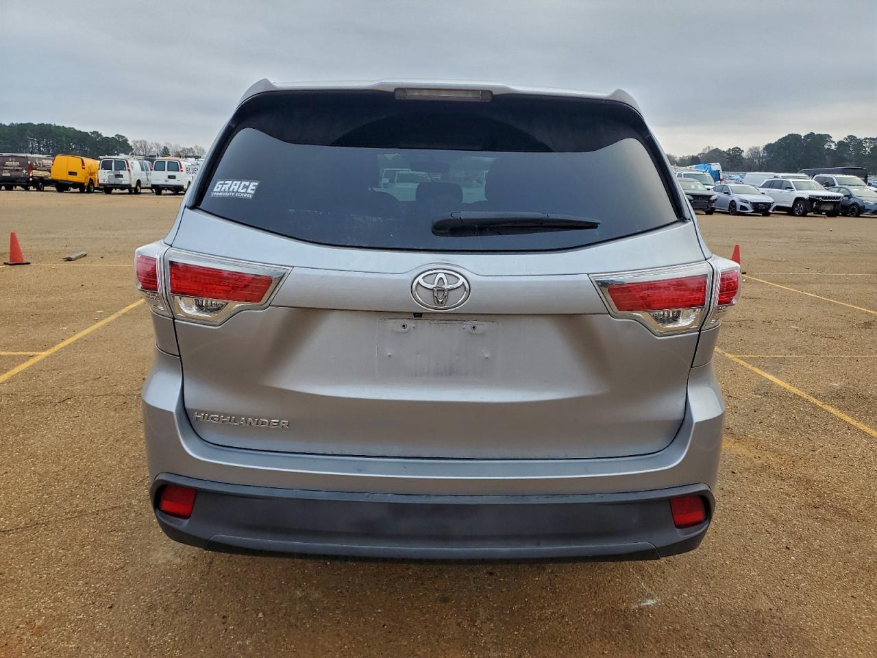 2016 TOYOTA HIGHLANDER LE photo 6
