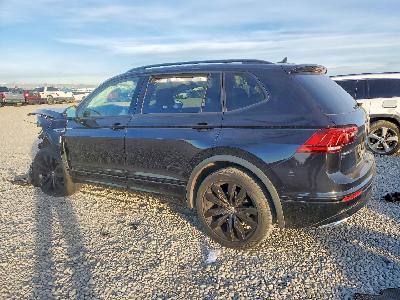 2021 VOLKSWAGEN TIGUAN SE photo 2