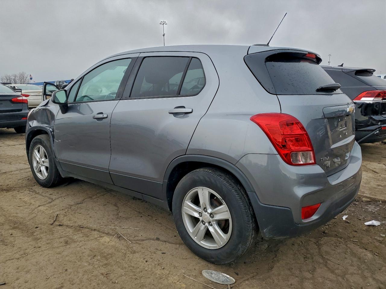 2020 CHEVROLET TRAX LS photo 2