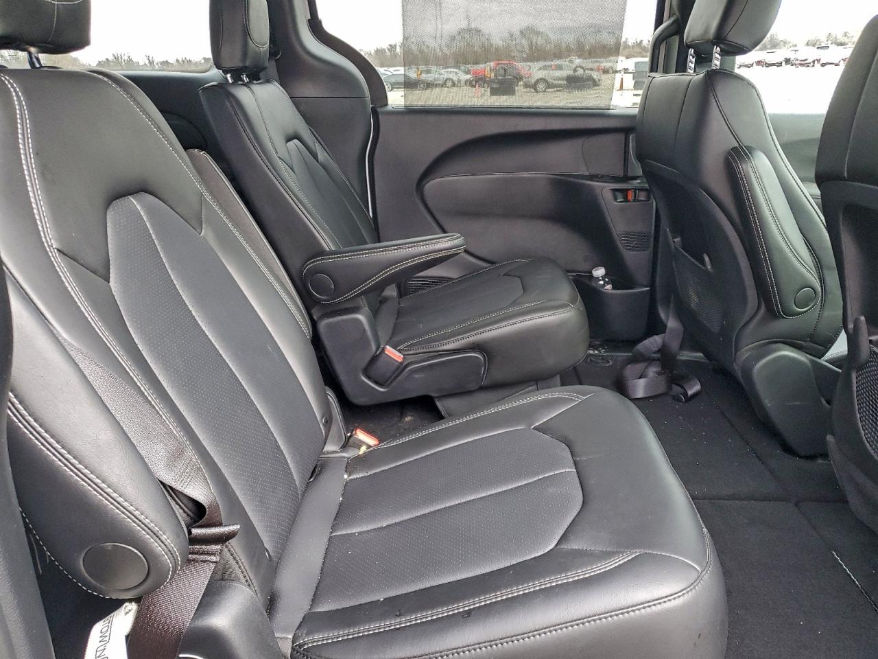 2025 CHRYSLER VOYAGER LX photo 11