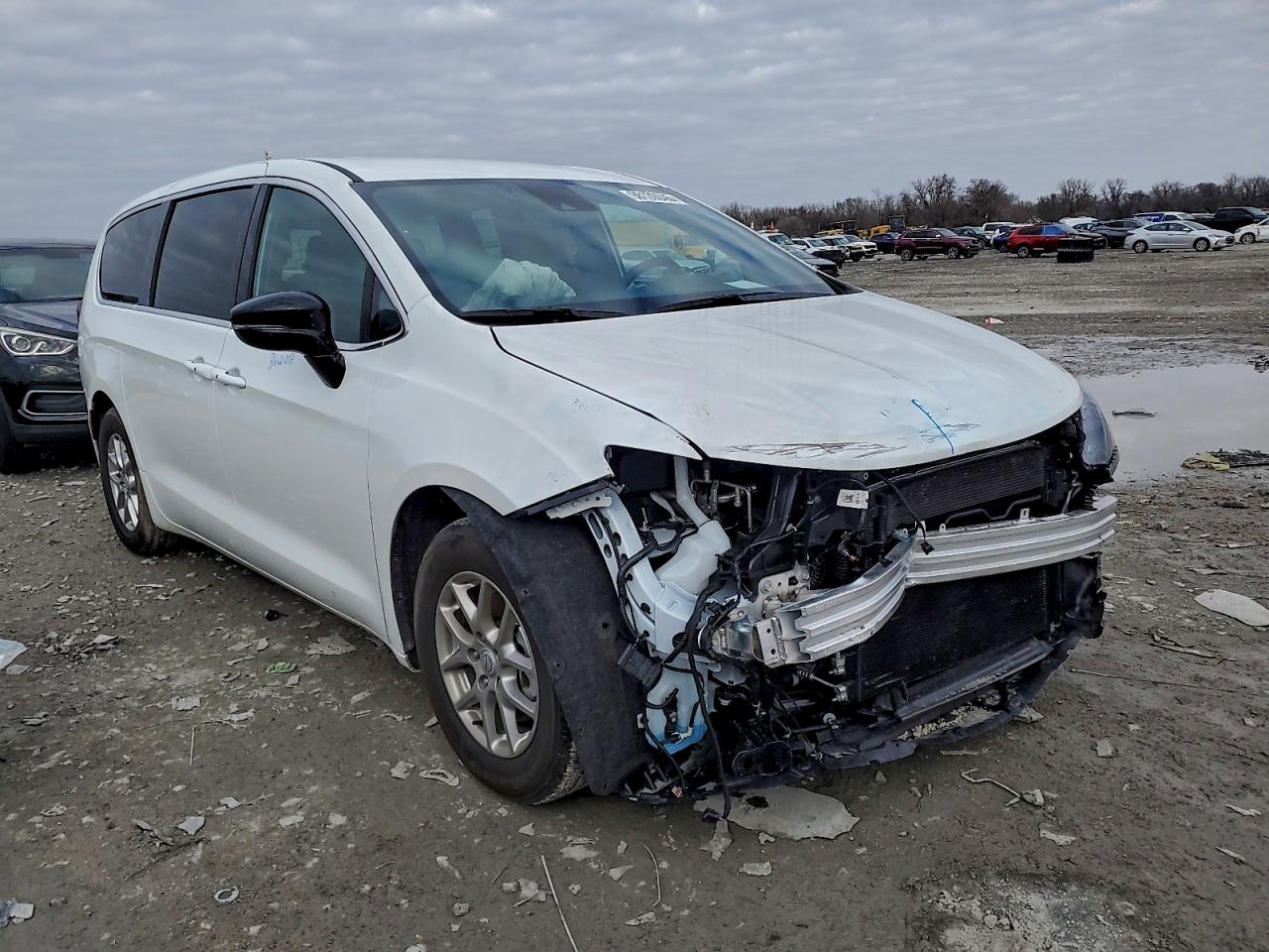 2025 CHRYSLER VOYAGER LX photo 4