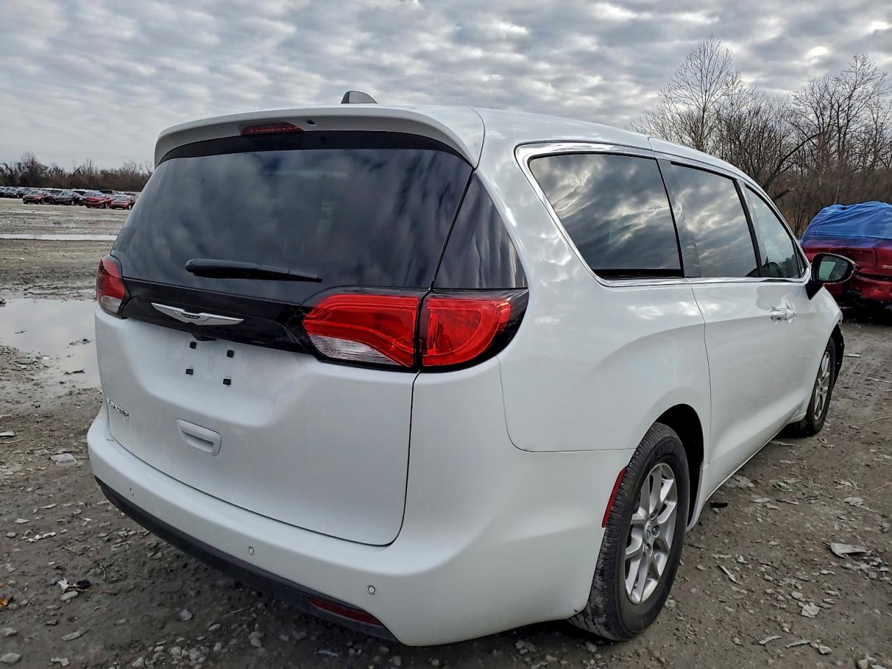 2025 CHRYSLER VOYAGER LX photo 3