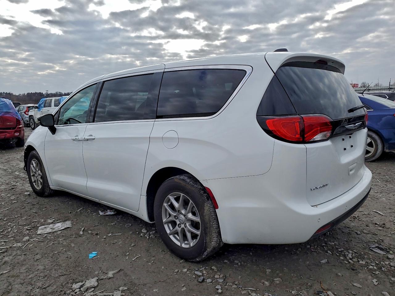 2025 CHRYSLER VOYAGER LX photo 2