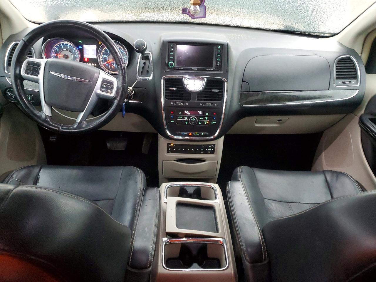 2011 CHRYSLER TOWN & COUNTRY TOURING L photo 8