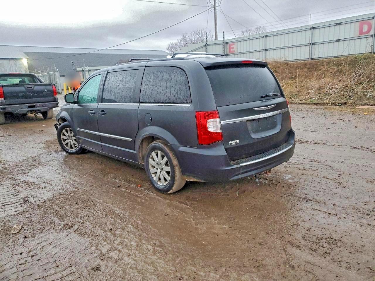 2011 CHRYSLER TOWN & COUNTRY TOURING L photo 2