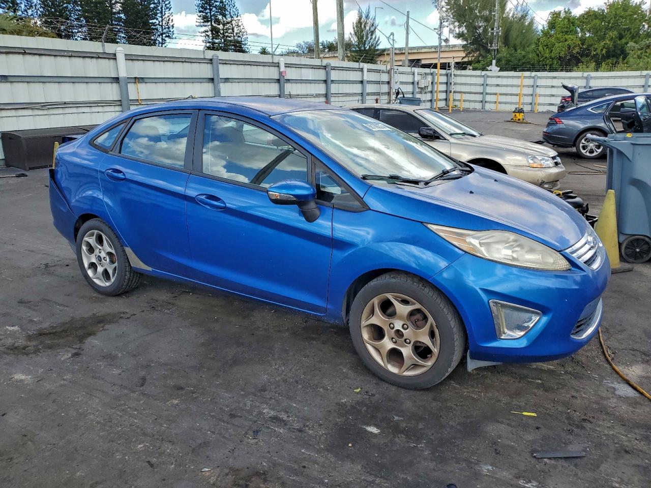 2011 FORD FIESTA SEL photo 4