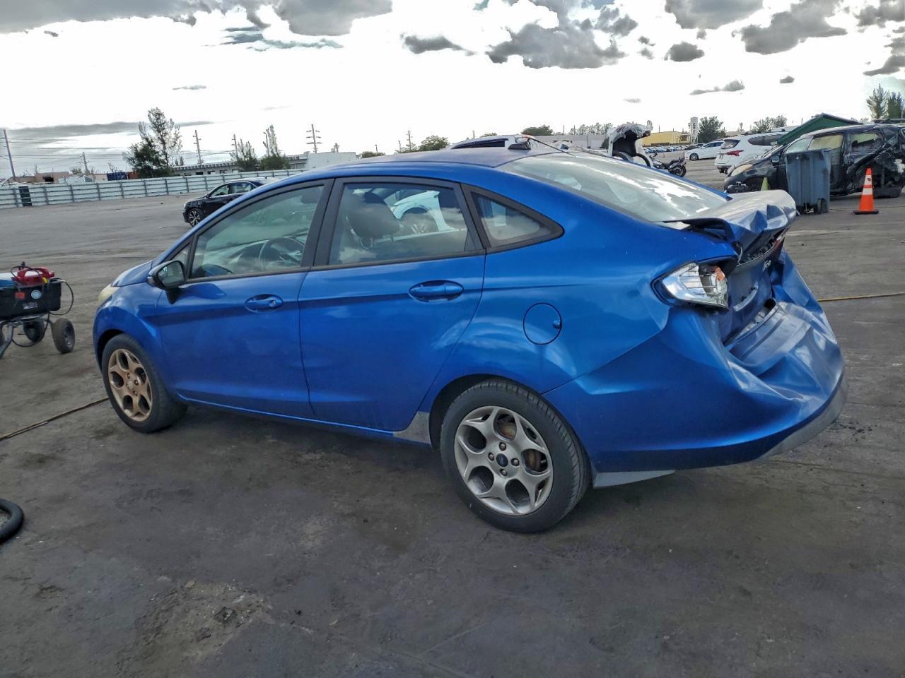 2011 FORD FIESTA SEL photo 2