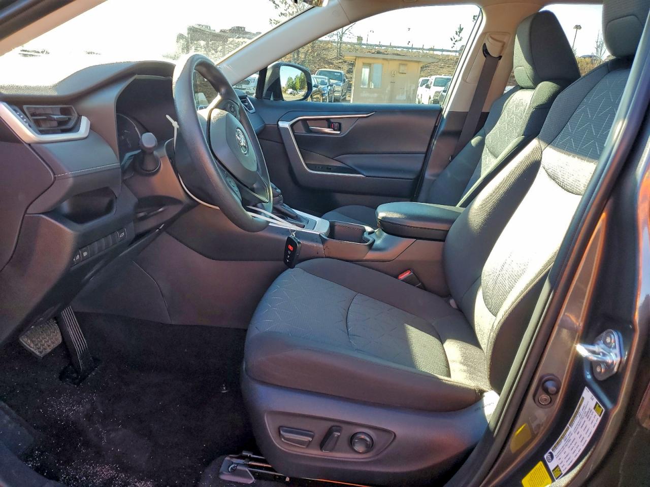 2025 TOYOTA RAV4 XLE photo 7
