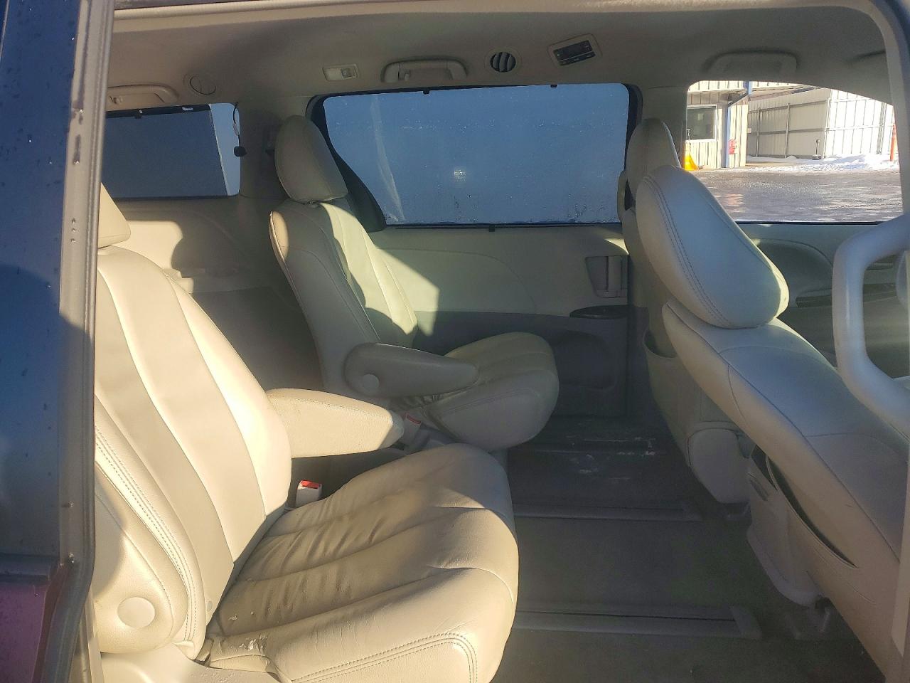 2013 TOYOTA SIENNA LE photo 11