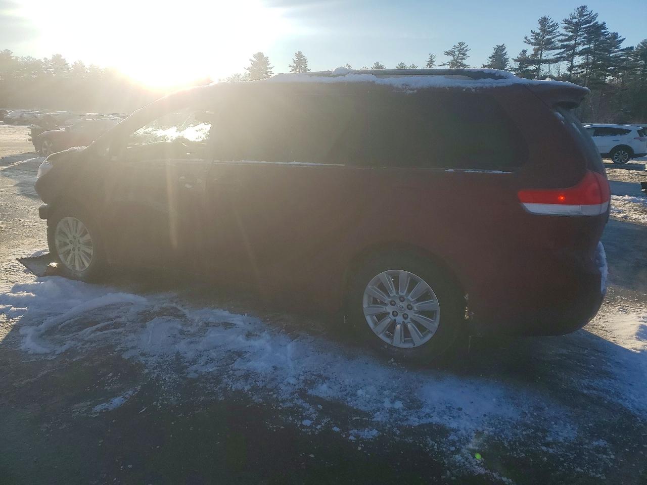2013 TOYOTA SIENNA LE photo 2