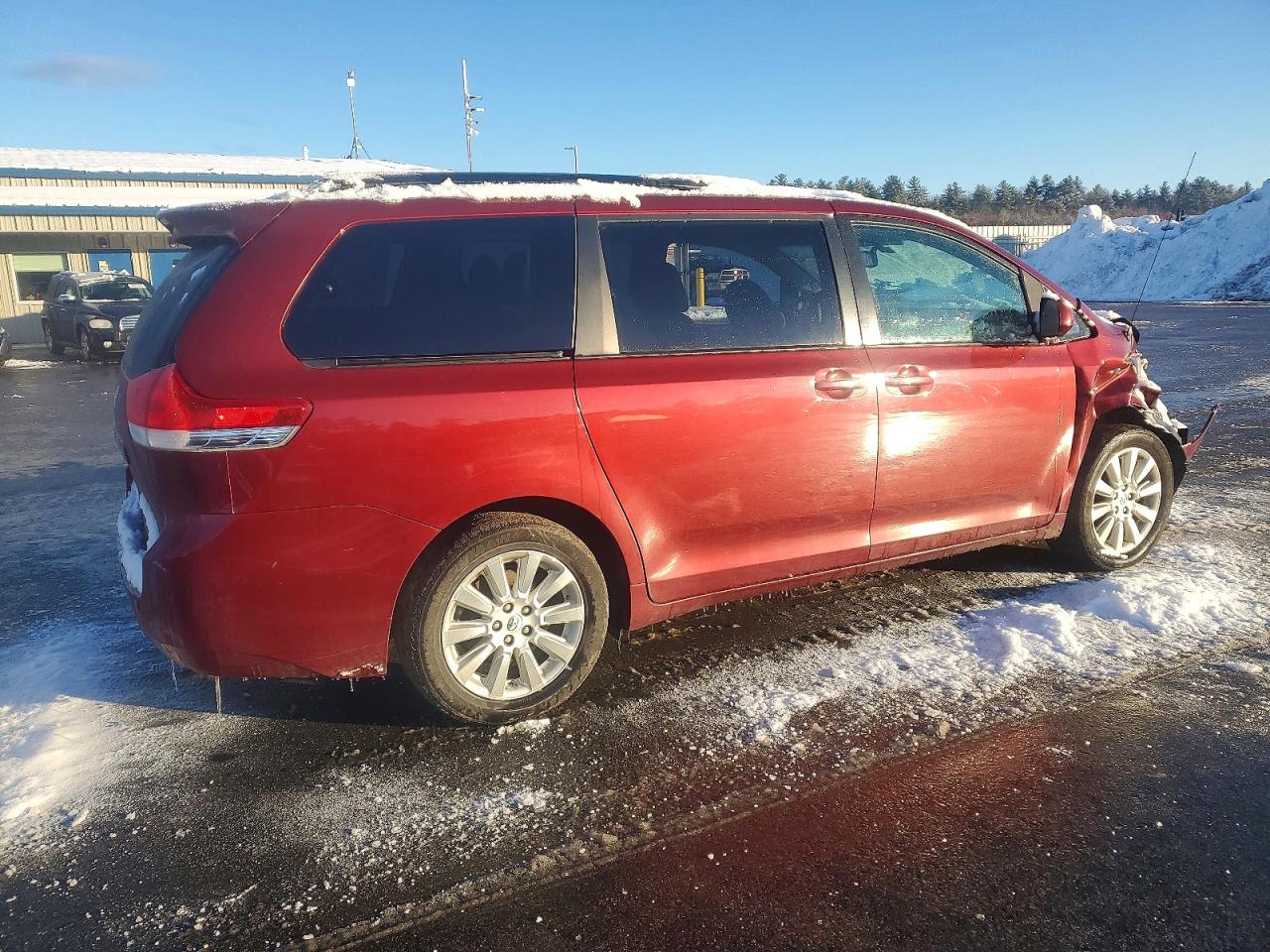 2013 TOYOTA SIENNA LE photo 3