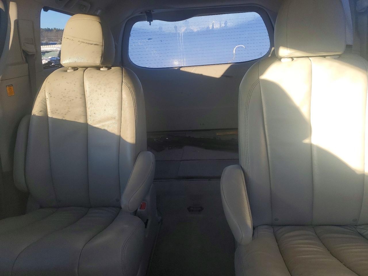 2013 TOYOTA SIENNA LE photo 10