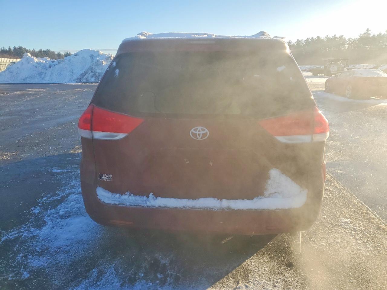 2013 TOYOTA SIENNA LE photo 6