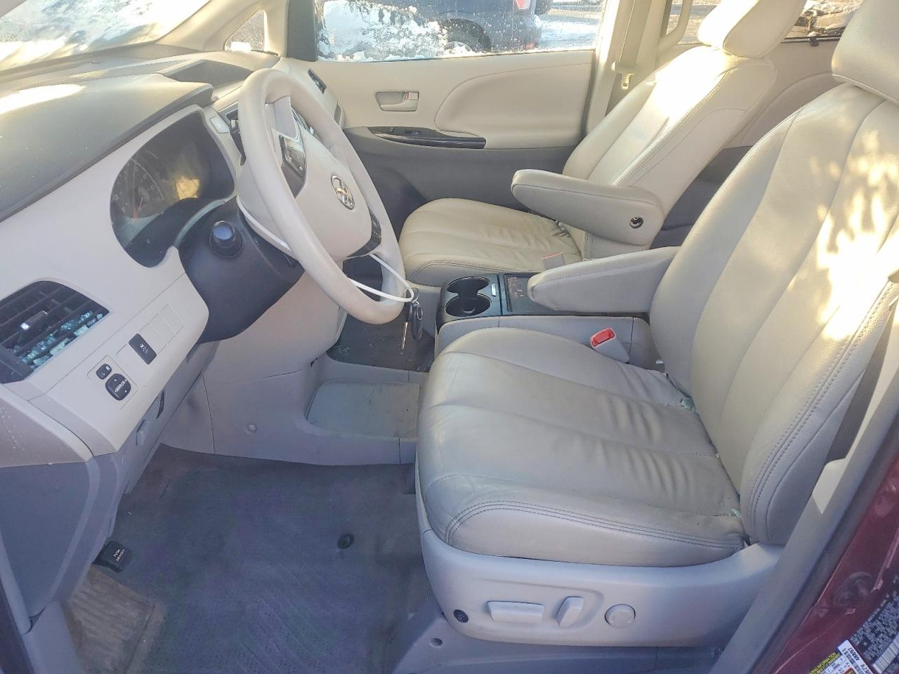 2013 TOYOTA SIENNA LE photo 7