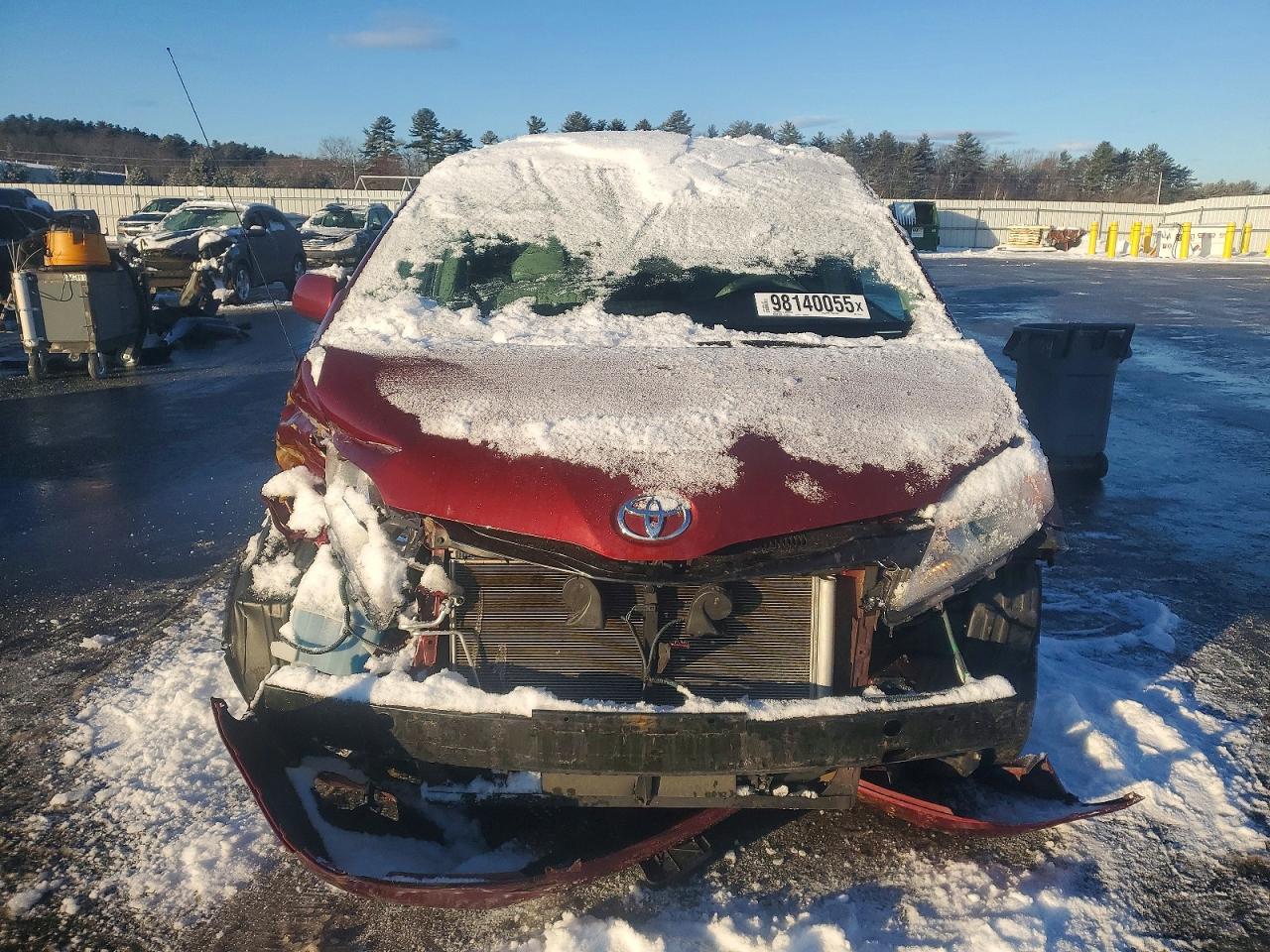 2013 TOYOTA SIENNA LE photo 5