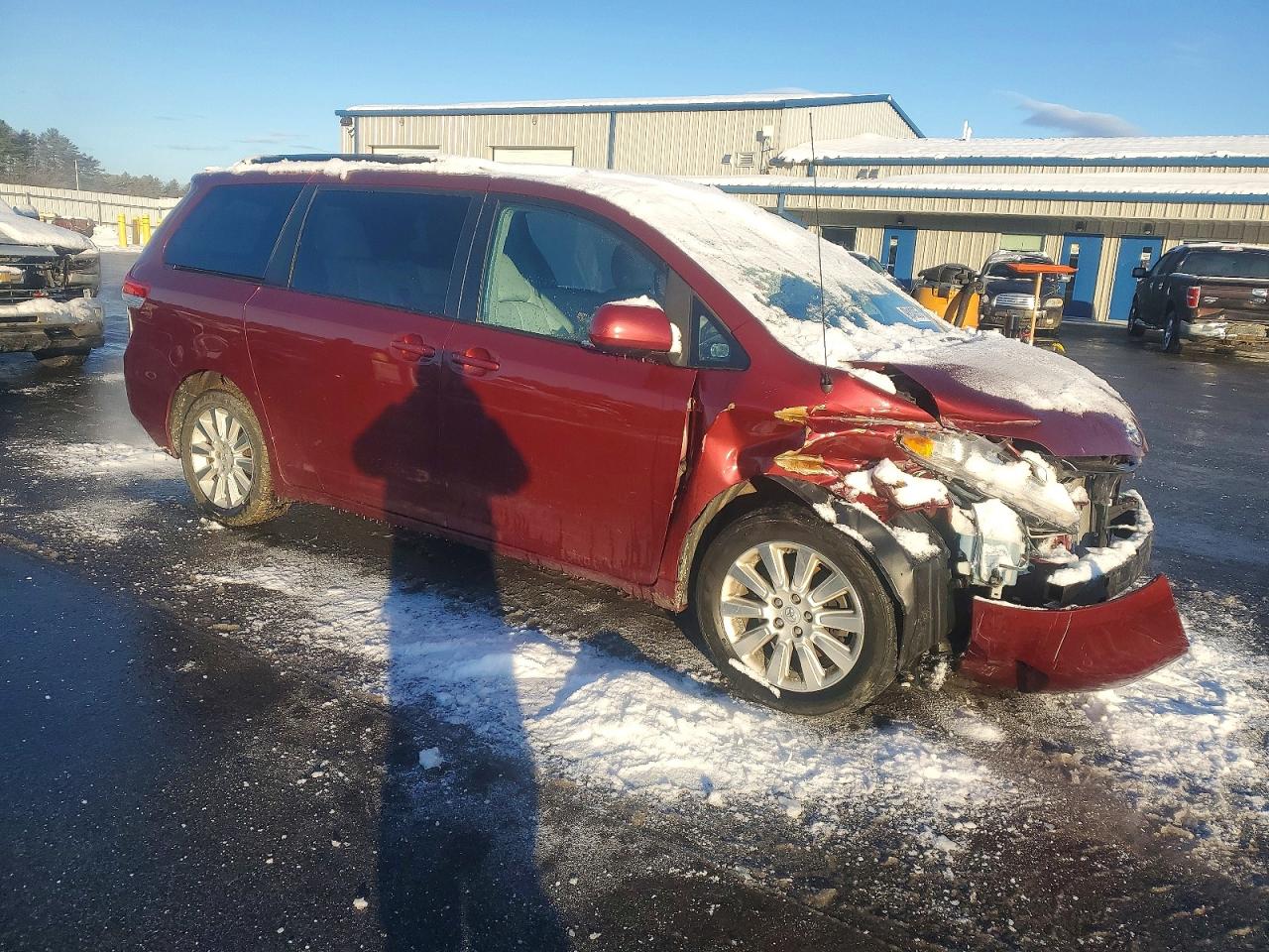 2013 TOYOTA SIENNA LE photo 4