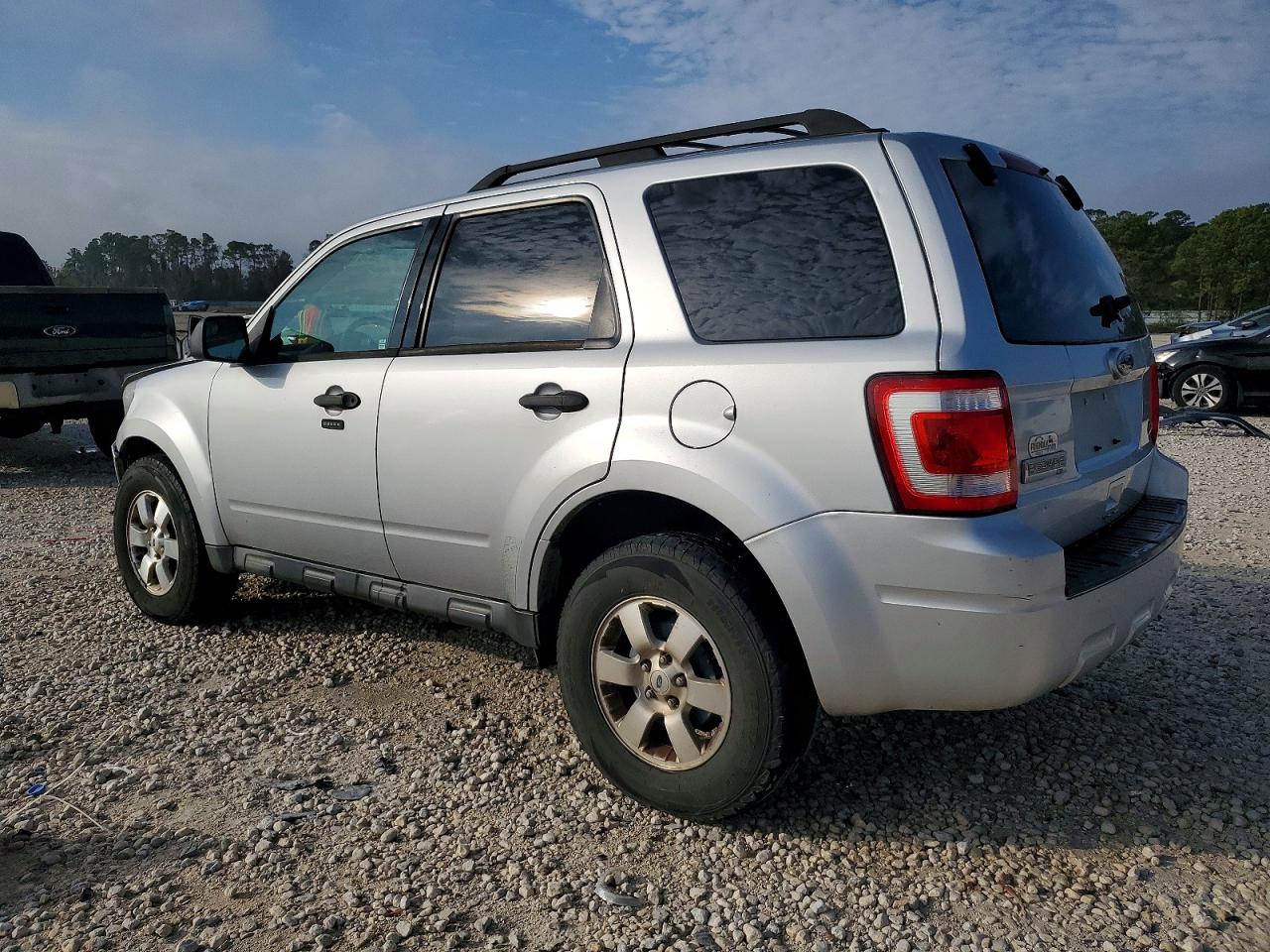 2011 FORD ESCAPE XLT photo 2