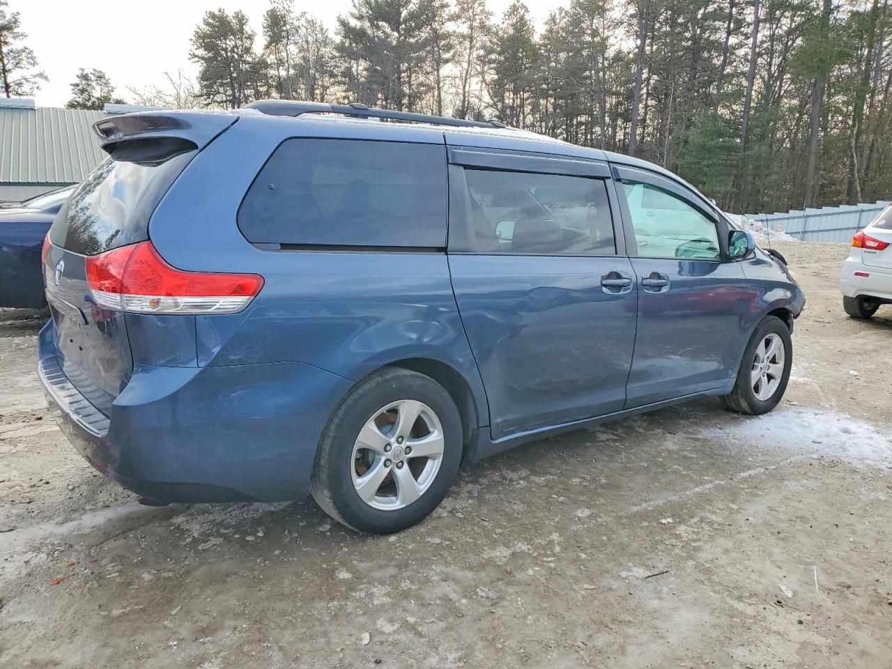 2014 TOYOTA SIENNA LE photo 3